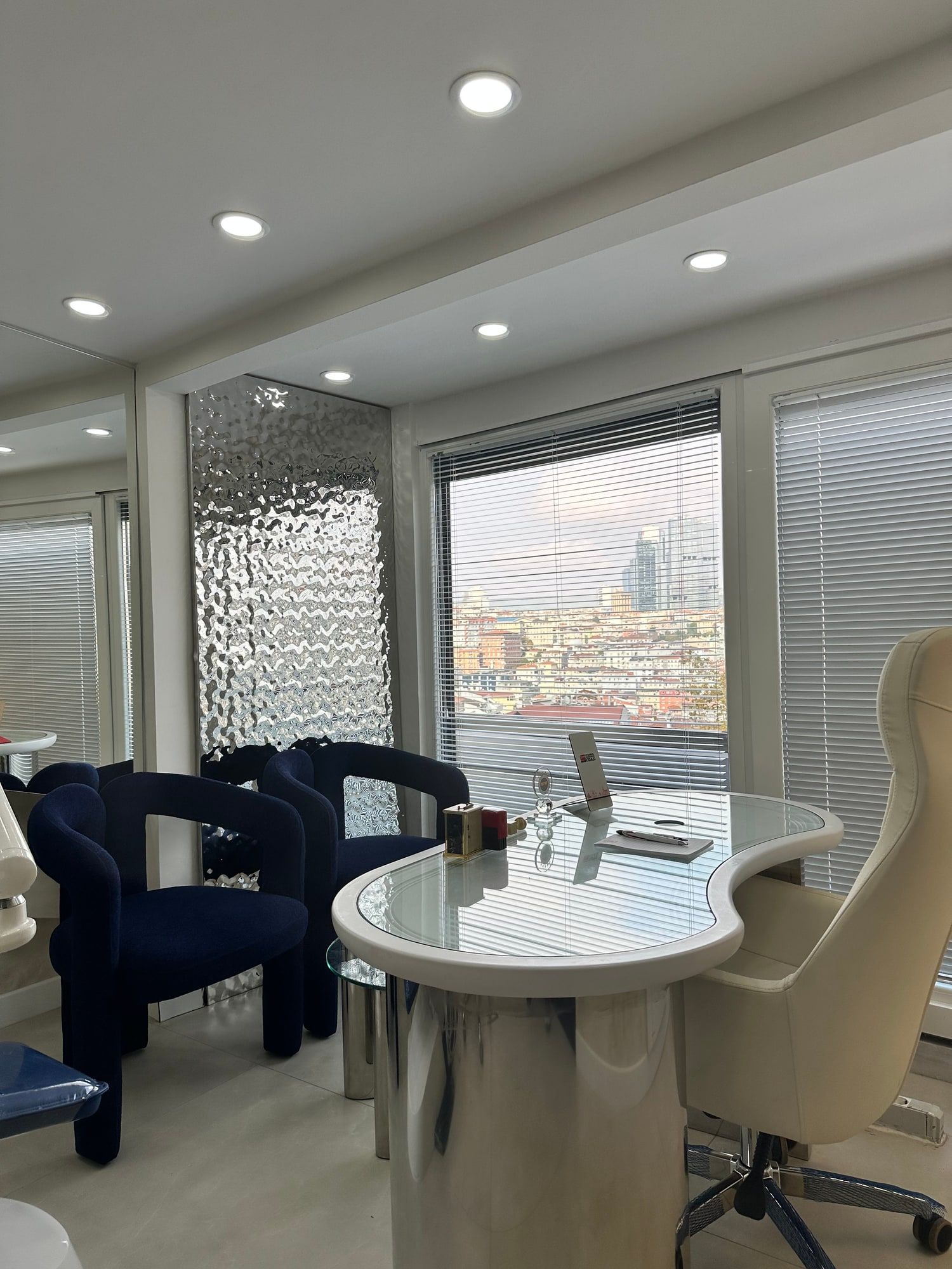 Şehir manzarasına bakan görüşme masası ve lacivert koltuklar
