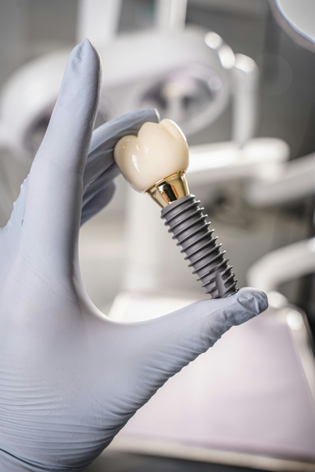 Eldivenli elde dental implant ve kuron