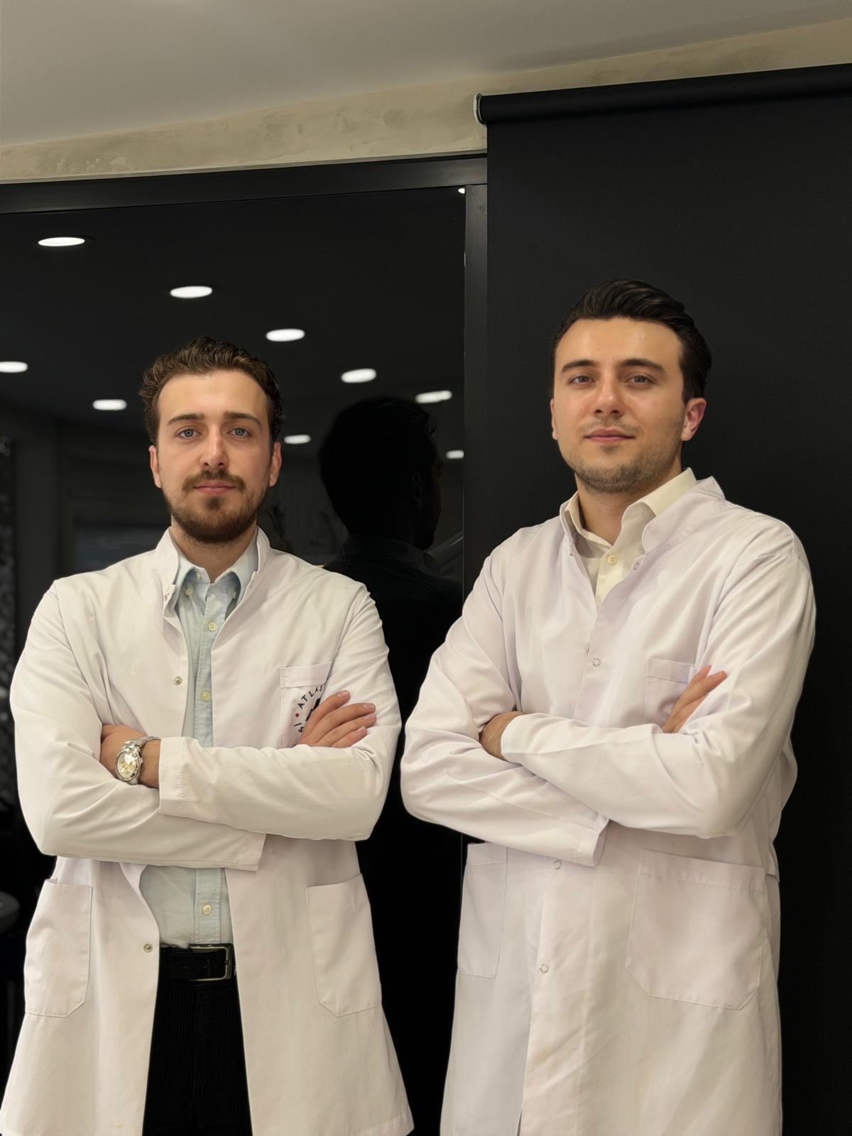 Dt. İsmet Uslu (solda) ve Dt. Fatih Samet Uslu beyaz önlükle klinikte
