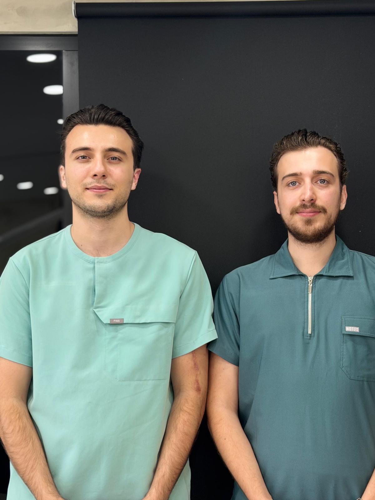 Dt. Fatih Samet Uslu (solda) ve Dt. İsmet Uslu yeşil formalarıyla, klinikte