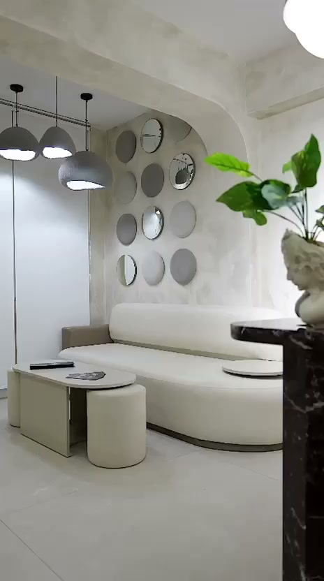 Aynalı duvarı ve beyaz kanepesiyle bekleme salonu