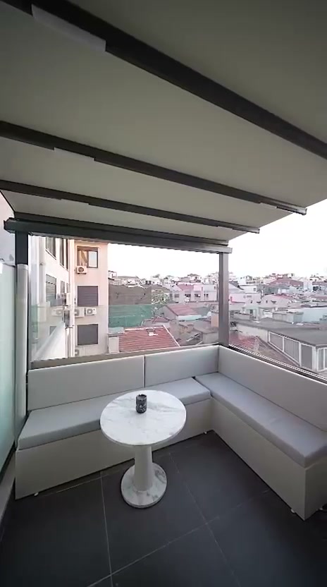 Şehir manzaralı pencerenin önünde oturma alanı